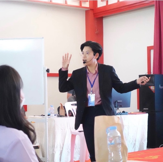 เดียร์เหล่าซือสอนในห้องเรียน